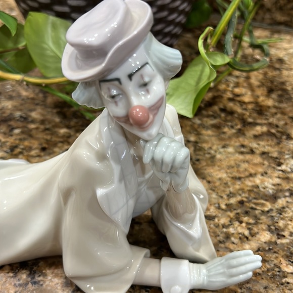 Llardo collectible large clown Well usually posing with a ball - Picture 3 of 10
